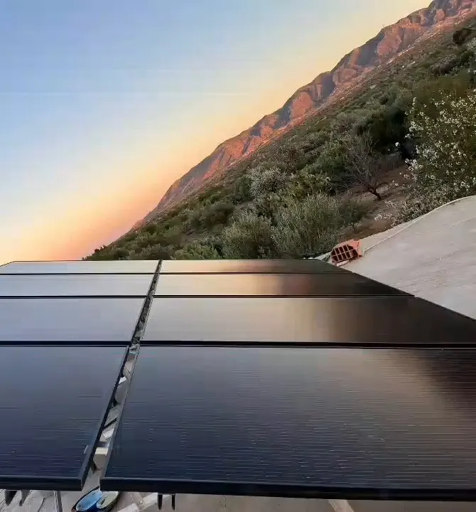 Installation de 3 kWc à Kairouan au coucher du soleil, face à la montagne