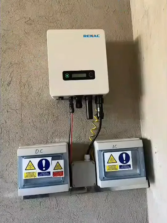 Onduleur et coffrets de protection courant continu et alternatif fixés au mur