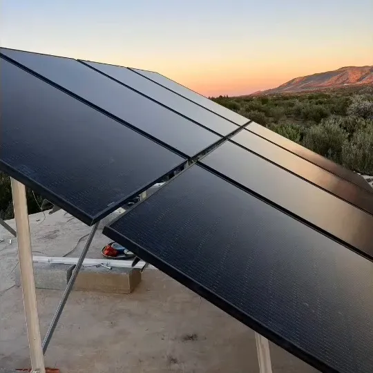 Panneaux photovoltaïques posés sur structure inclinée, vue de côté